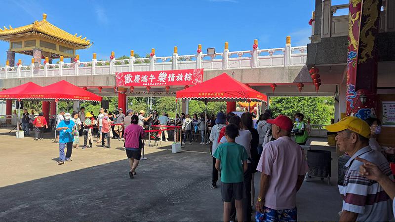 高雄東照山關帝廟端午送萬顆粽 大排長龍 氣氛熱絡