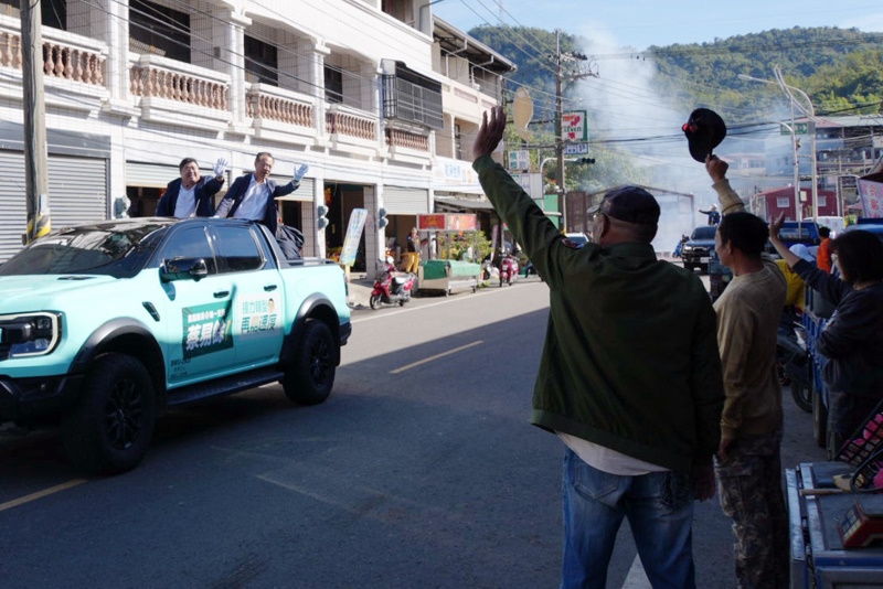 跨區立委拍片推薦 民進黨嘉義縣長初選倒數 立法委員蔡易餘山區掃街