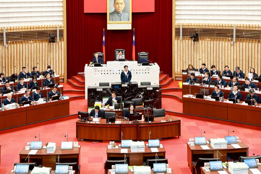 陳其邁赴議會進行施政報告 詳述四大願景施政成果  盼府會合作致力高雄發展蛻變