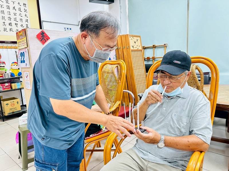屏東縣檢驗中心走入社區 邀民眾體驗聞臭及簡易水質檢測