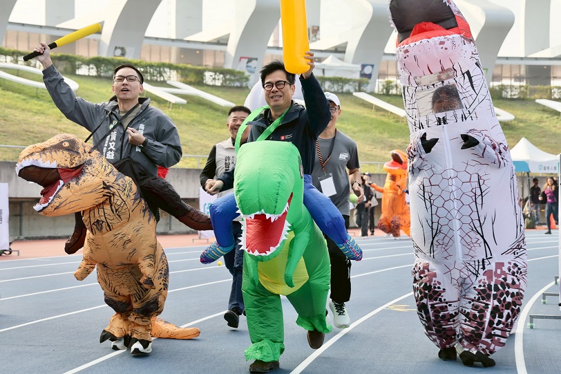 2026高雄富邦馬拉松開跑 陳其邁身穿恐龍裝參加趣味競賽 邀請市民共享城市嘉年華