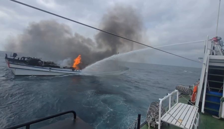 漁船起火燃燒 海巡雙艇火速救援