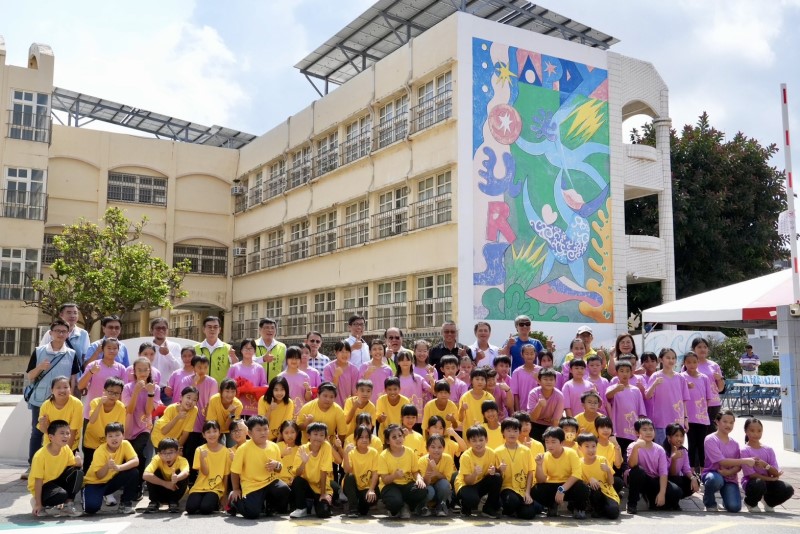 落實校園美學教育新篇章！中興國小「行走浪花的美好」公共藝術啟用