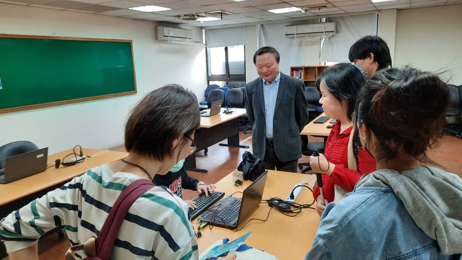 高雄一考區試場開放順利 兼主任王政彥籲請考生考試日提早出門