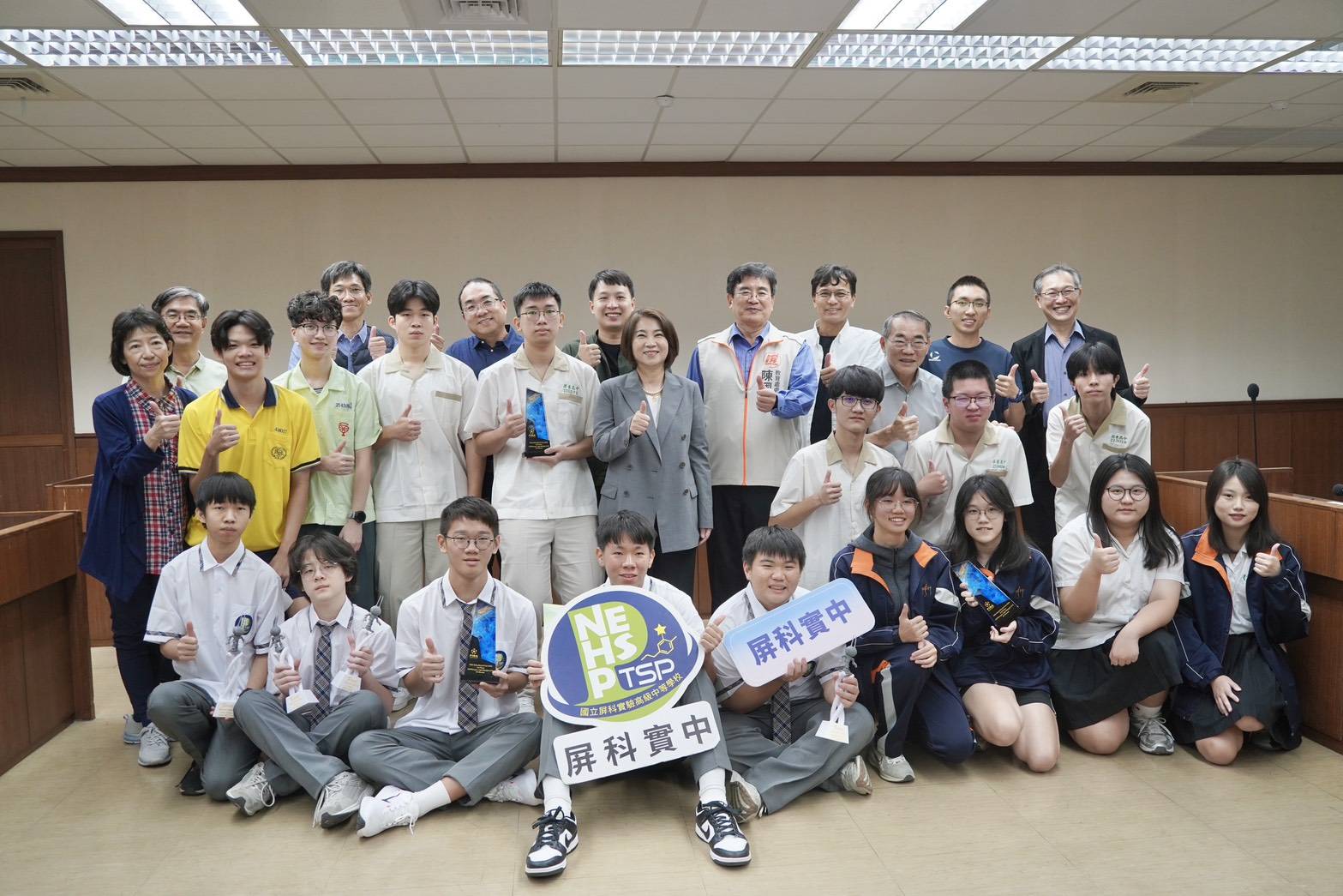 屏東學子勇奪FIRA機器人賽事大滿貫、高中地奧再添佳績