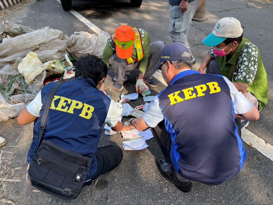 月世界山坡遭棄置大量垃圾 環保局立即動員清除並全面追查不法來源