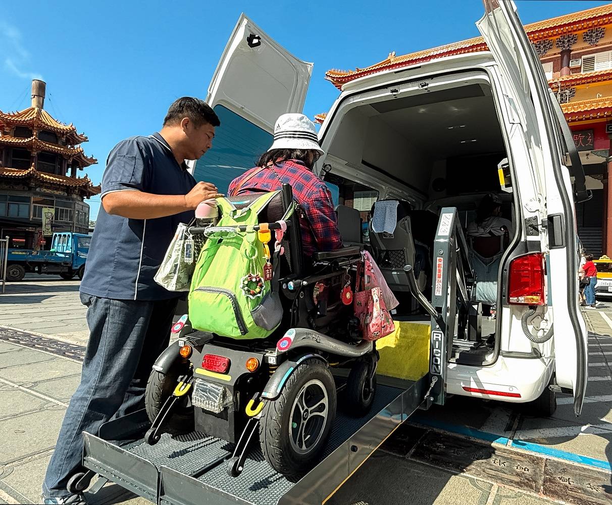 從家門出發去旅行 屏東旅遊復康巴士陪身障者「走」進旅行日常