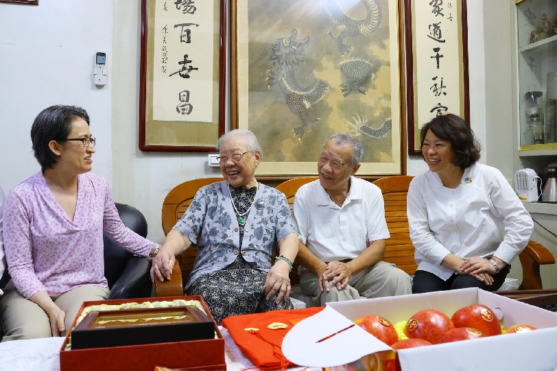 重陽節獻祝福 嘉義市長黃敏惠、蕭美琴副總統及立委王美惠與百歲人瑞相見歡