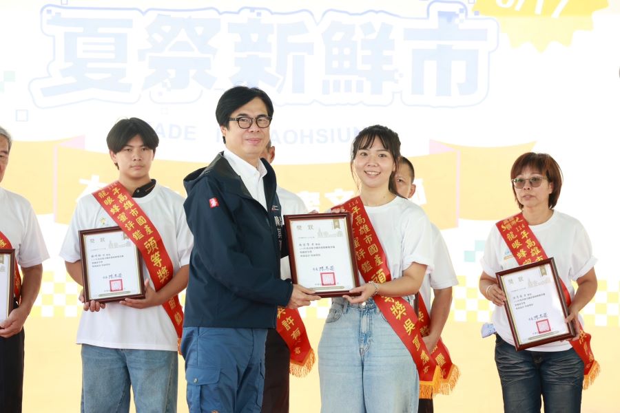 陳其邁頒發蜂蜜界奧斯卡獎　開箱推薦大崗山龍眼蜂蜜文化節優質農產