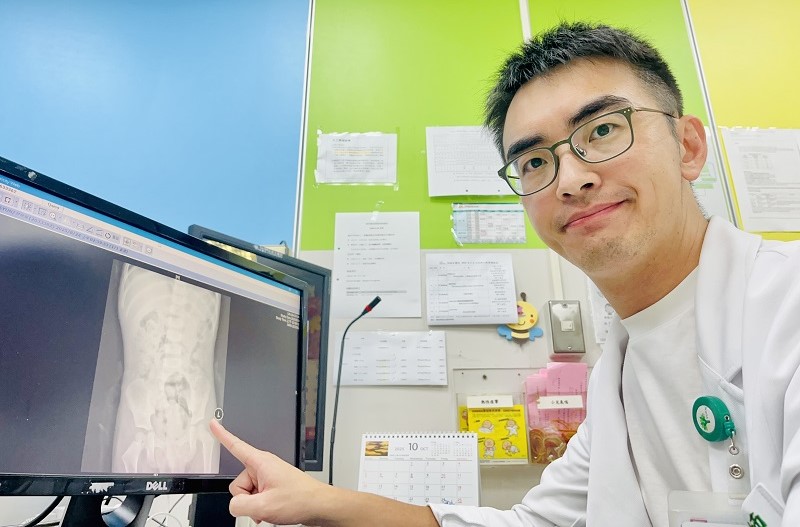 小學生腹痛送急診竟是嚴重便祕　醫師籲別邊上廁所邊滑手機