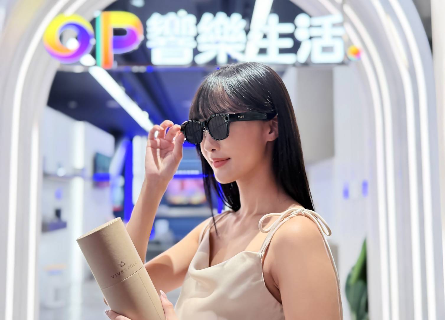 HTC 與台灣大、和嘉晏光學、得恩堂等專業眼鏡通路品牌擴大合作