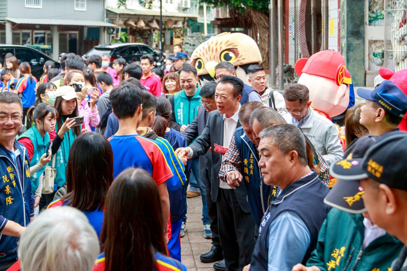 嘉義縣長翁章梁春節前夕送暖 大埔、阿里山鄉親喜收馬年小紅包