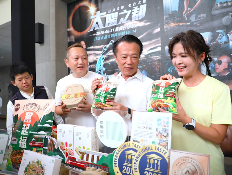 嘉義縣長翁章梁攜手氣象主播王淑麗推廣嘉義秋季步道健行旅遊