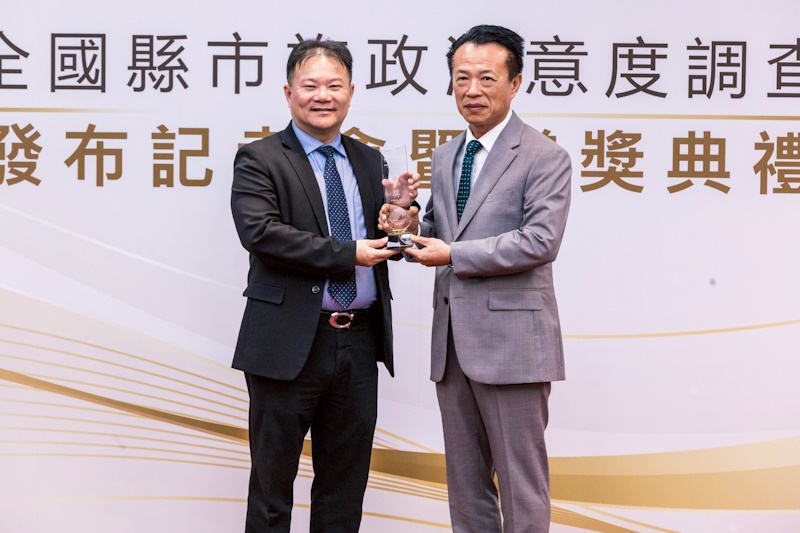 嘉義縣府團隊也摘金 2025施政滿意度大調查 嘉義縣長翁章梁連4年獲金獎認證