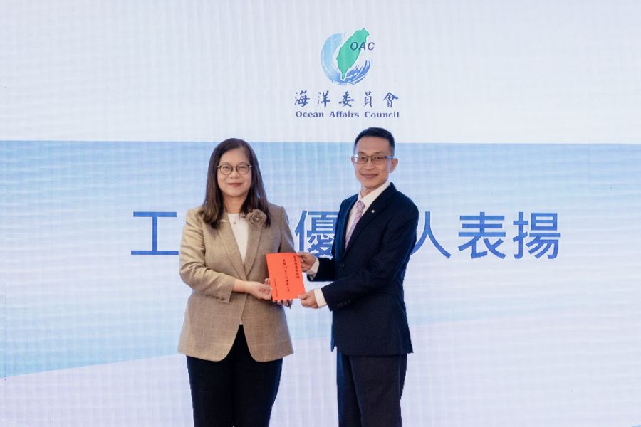 海委會表揚模範及績優人員 管碧玲:「把平凡事做到不平凡」就是典範