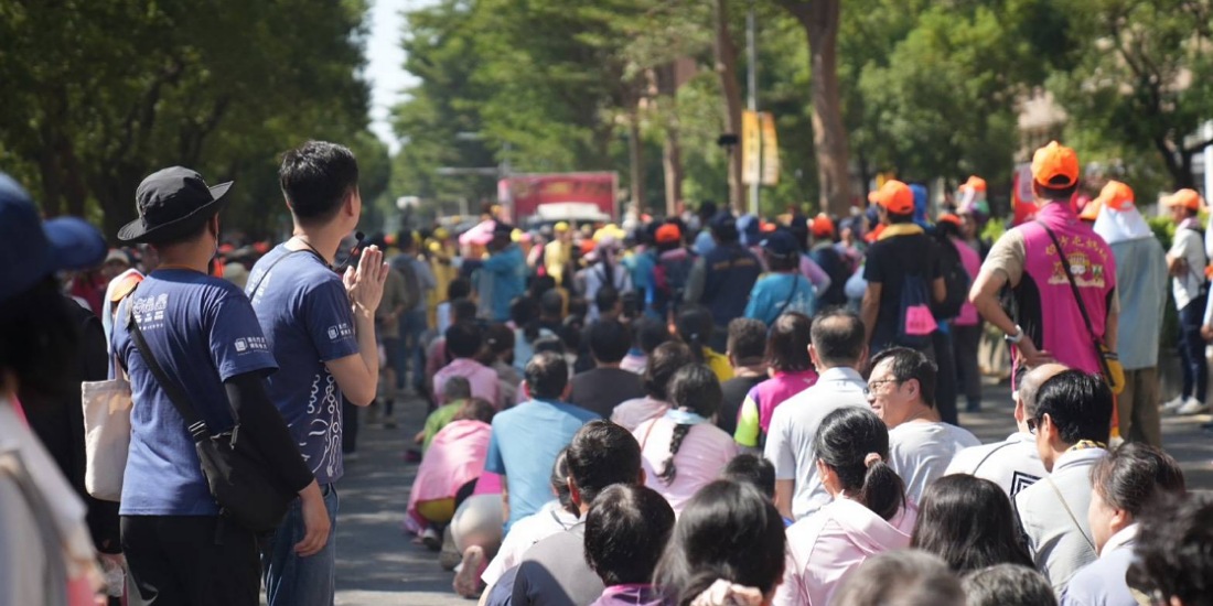 竹北文化祭Day3      粉紅超跑駕臨東區     人龍鑽轎底綿延5公里