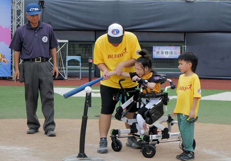 輔英科大物治系師生服務身障孩童 出借希望小太陽球隊練習場地