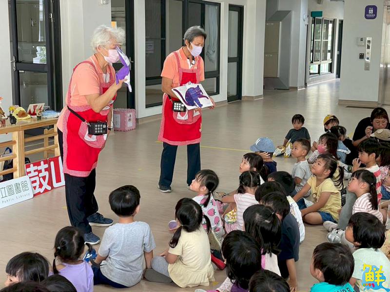 歡慶母親節 鼓山圖書館雙語共讀   書車傳馨香  閱讀愛滿園  