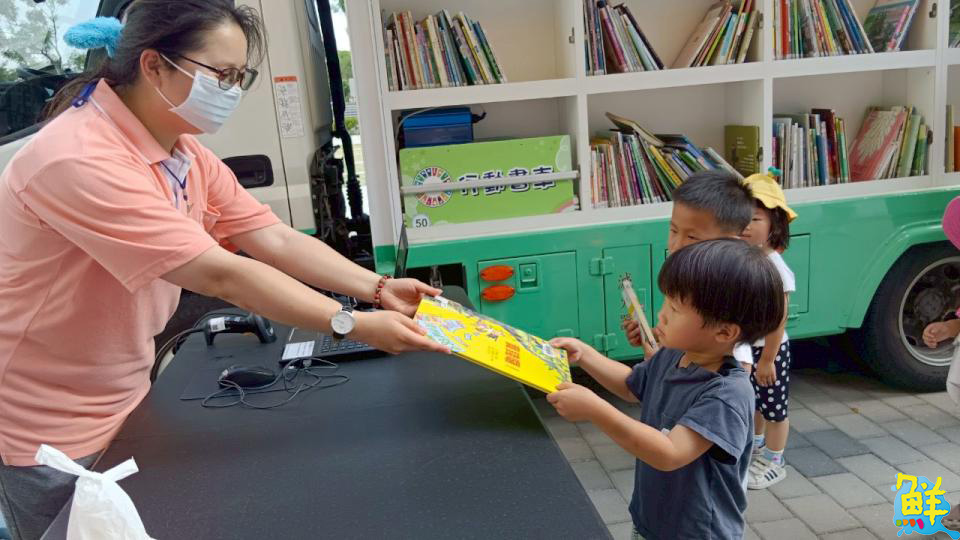 歡慶母親節 鼓山圖書館雙語共讀   書車傳馨香  閱讀愛滿園  