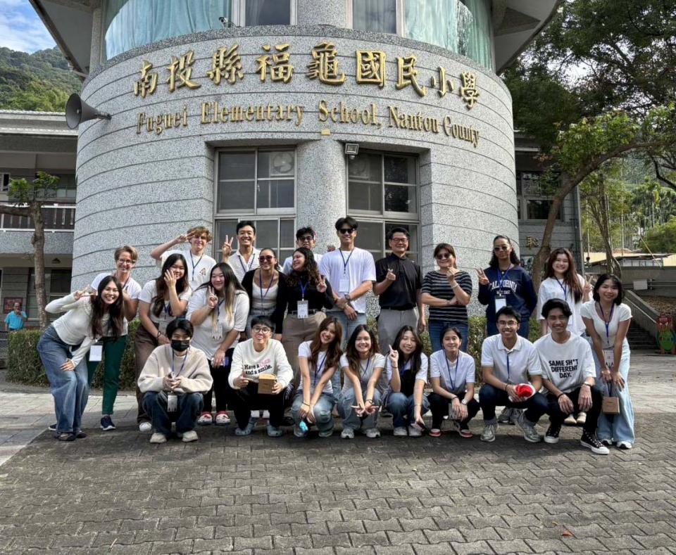 義大國際學院傳媒娛樂系師張姮燕領軍11國生 前進南投縣國姓鄉福龜國小國際見學
