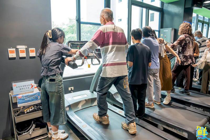 嘉藥攜手西港長輩 一同健身與享受美食 度過不一樣的重陽節