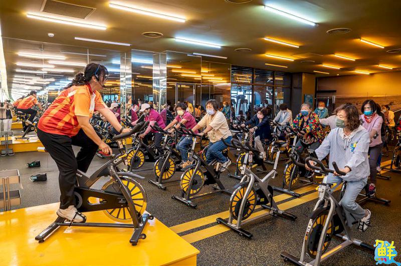 嘉藥攜手西港長輩 一同健身與享受美食 度過不一樣的重陽節