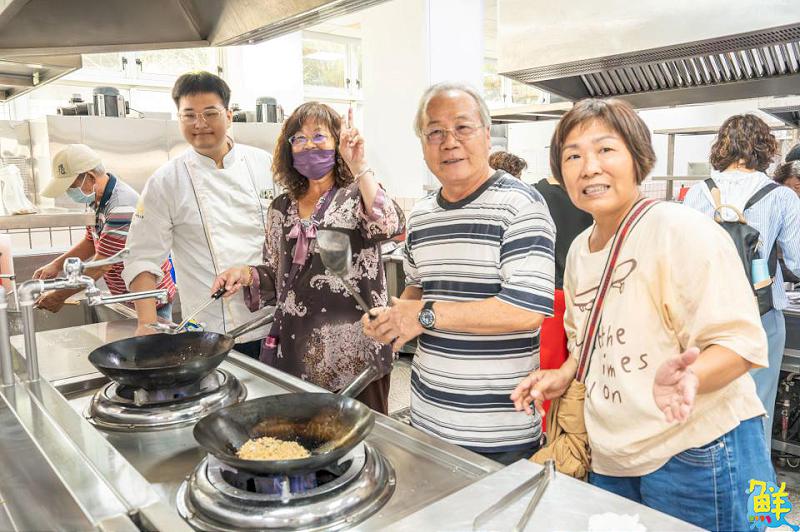 嘉藥攜手西港長輩 一同健身與享受美食 度過不一樣的重陽節