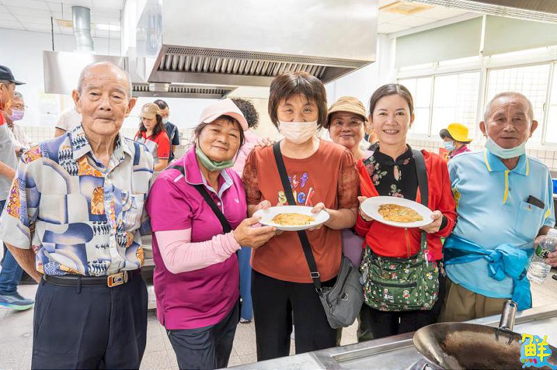 嘉藥攜手西港長輩 一同健身與享受美食 度過不一樣的重陽節