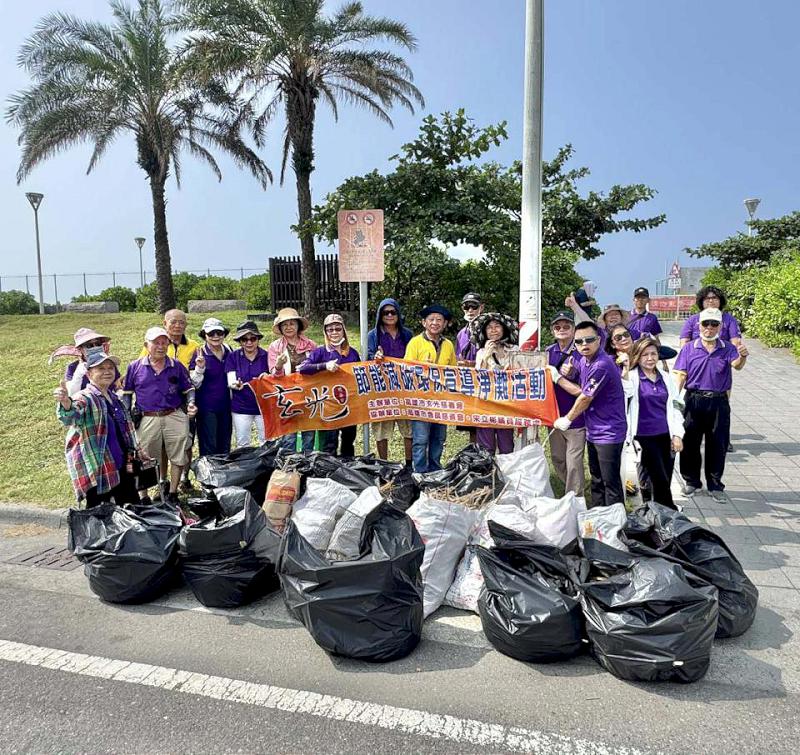 高雄玄光、普晨慈善會前進梓官區蚵子寮漁港淨灘 高市社福慈總2社團代表支持