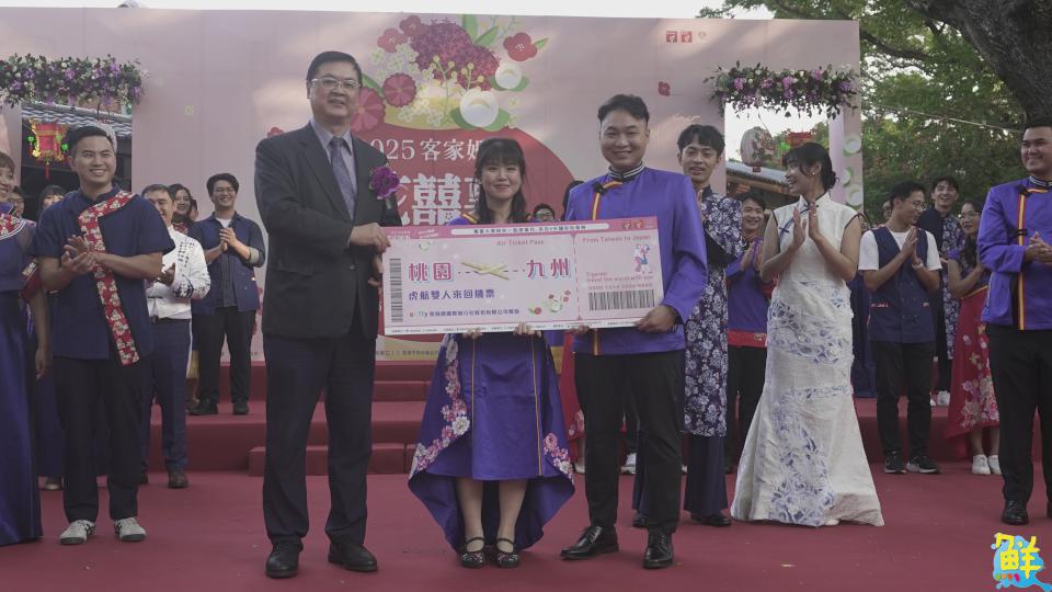 高雄市新客家文化園區化身浪漫綠廊 21對新人共譜幸福婚禮