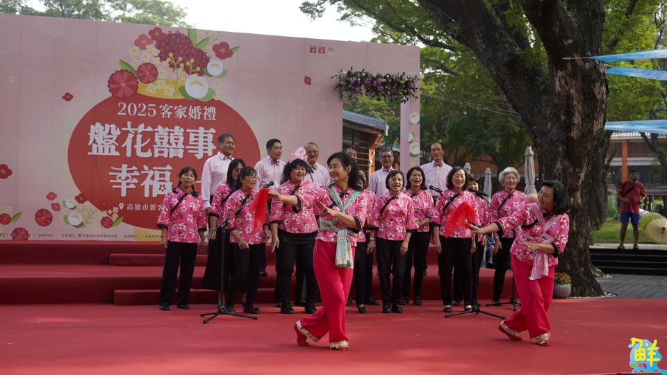 高雄市新客家文化園區化身浪漫綠廊 21對新人共譜幸福婚禮