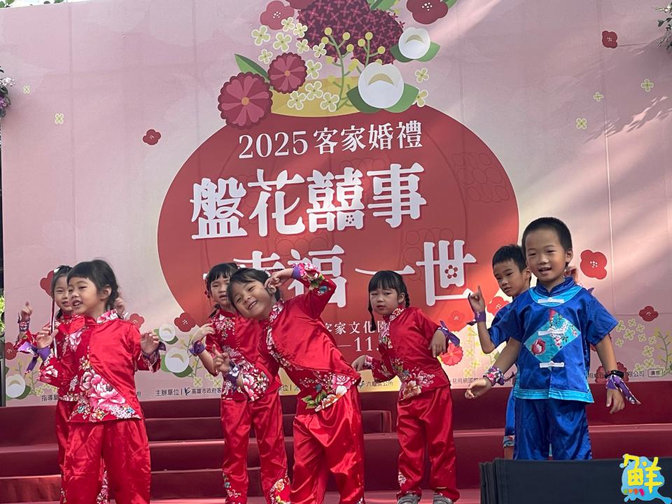 高雄市新客家文化園區化身浪漫綠廊 21對新人共譜幸福婚禮