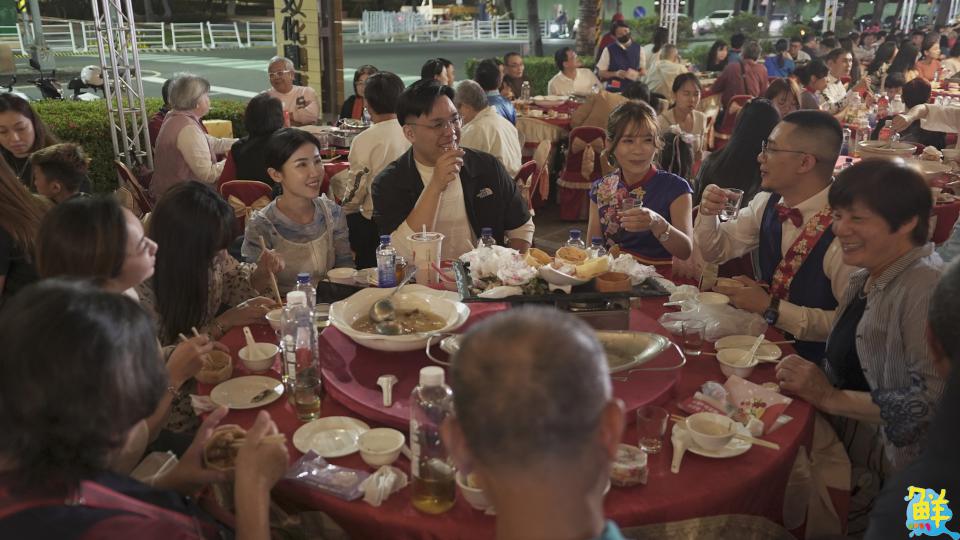 高雄市新客家文化園區化身浪漫綠廊 21對新人共譜幸福婚禮