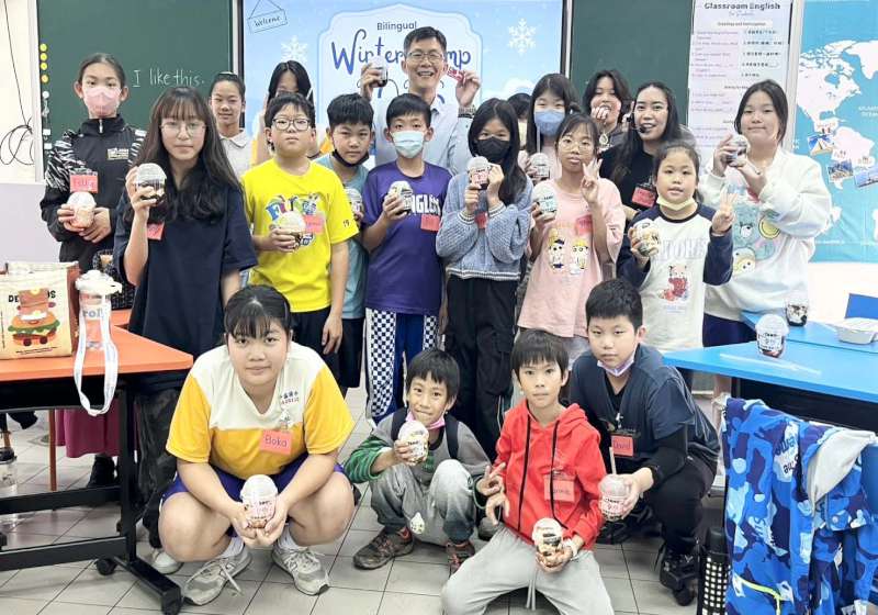 高市鳳山區中崙國中社會情緒學習雙語冬令營 國小生體驗手作、烹飪、體育等活動