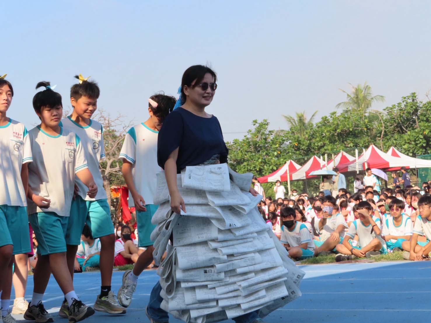 高市林園高中創90 週年校慶學生創意進場 無人機團隊足球演示