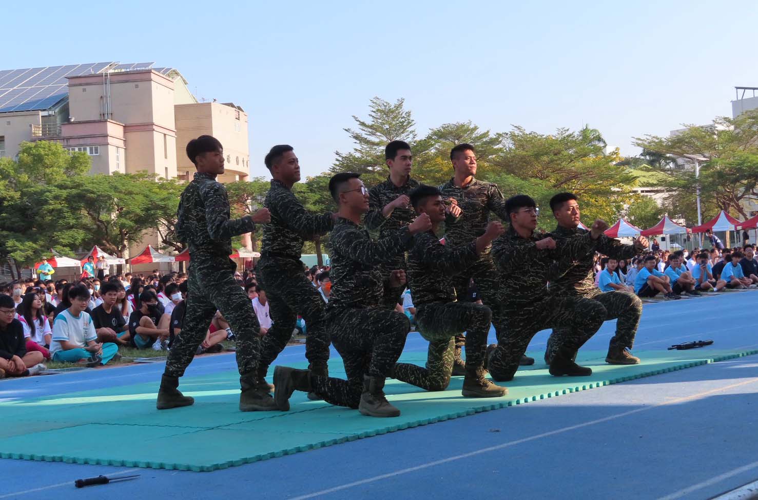 高市林園高中創90 週年校慶學生創意進場 無人機團隊足球演示