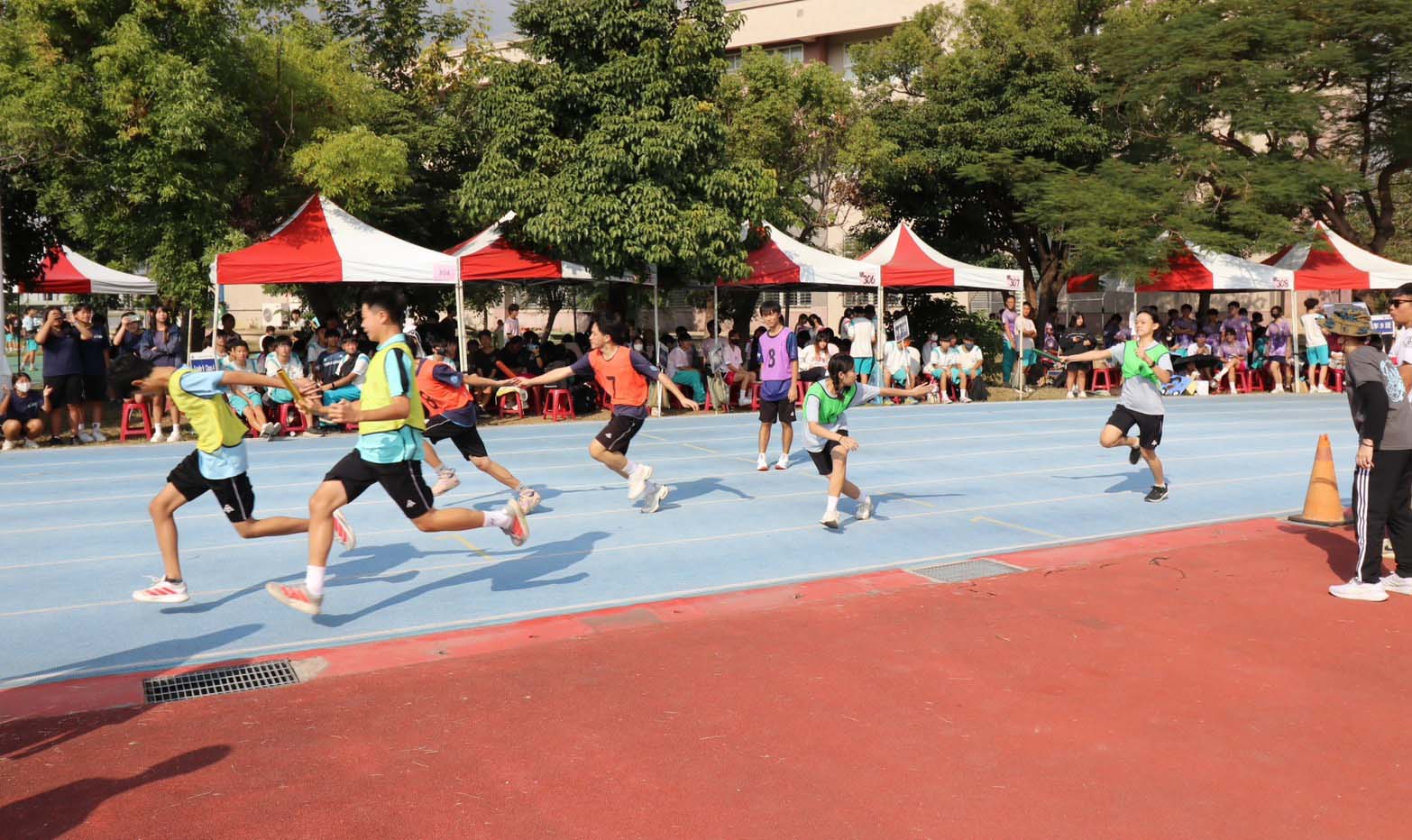 高市林園高中創90 週年校慶學生創意進場 無人機團隊足球演示