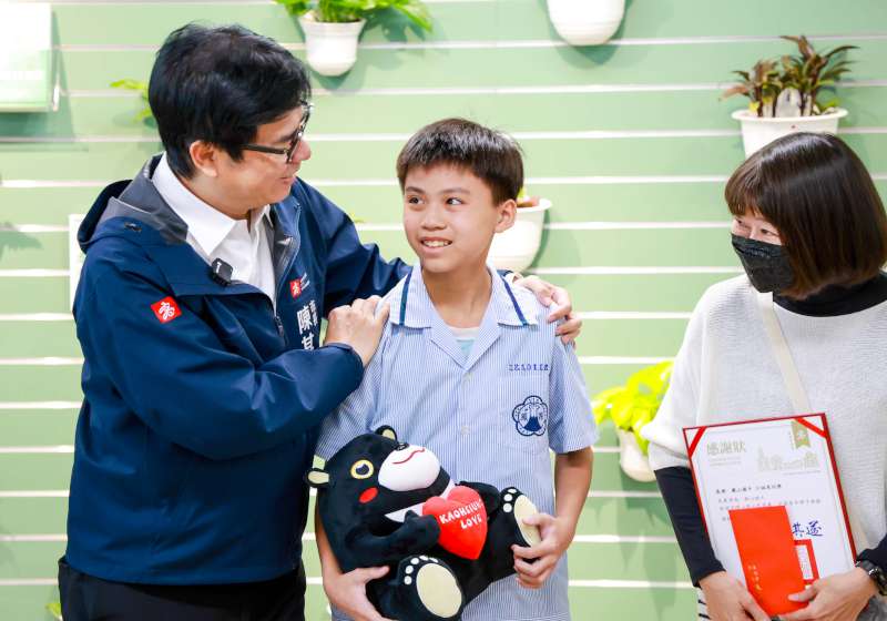 鳳山國中生江詠恩護送身障長者過路 陳其邁市政會議表揚肯定善行