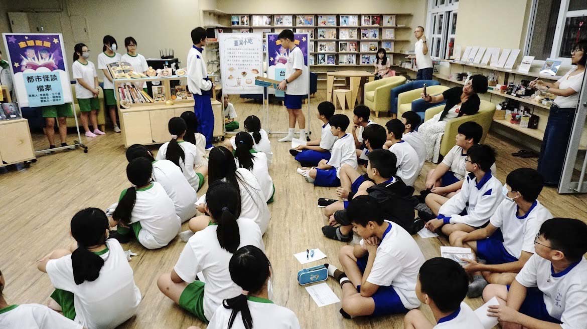 高市鼓山高中圖書館變身展演空間 二年五班生率先策劃佈置展架