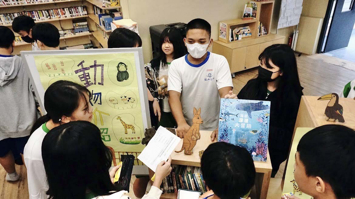 高市鼓山高中圖書館變身展演空間 二年五班生率先策劃佈置展架