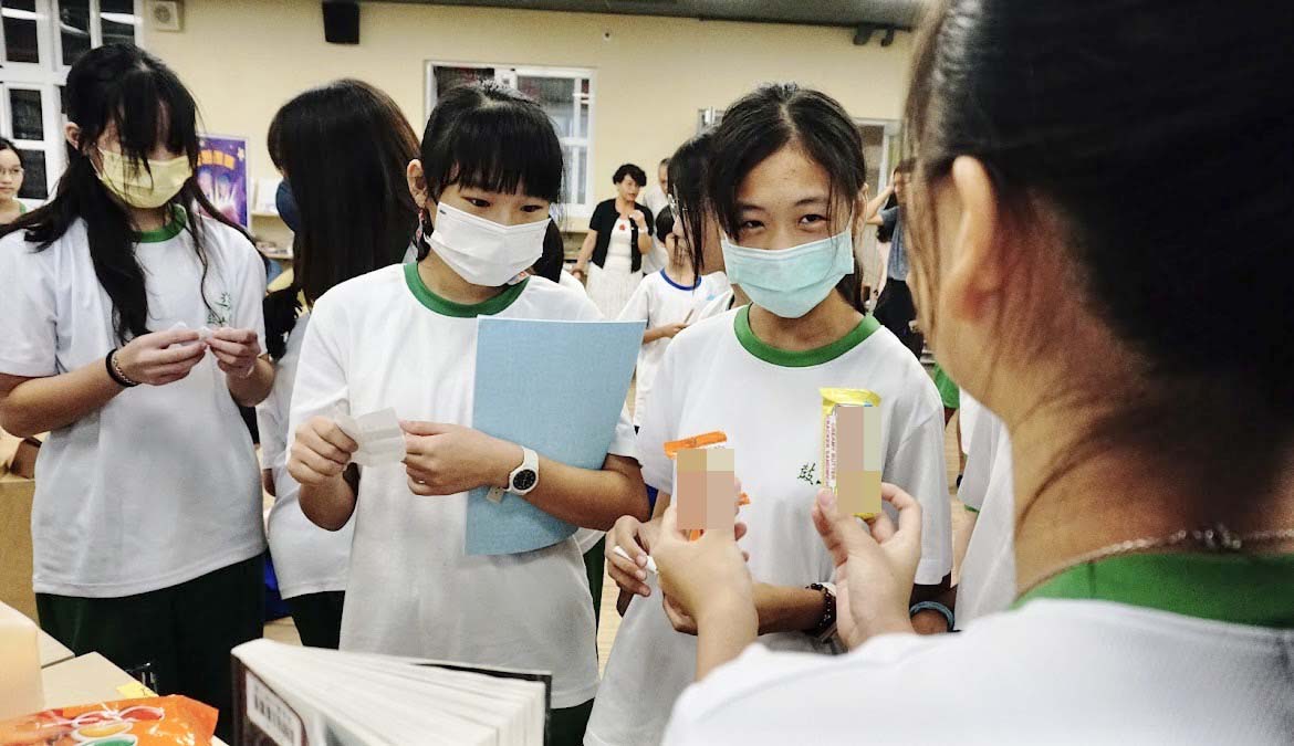 高市鼓山高中圖書館變身展演空間 二年五班生率先策劃佈置展架