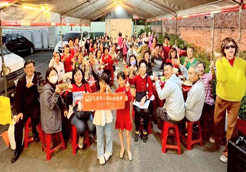 高市社會局委託弘道基金會辦理前金銀髮家園社區關懷照顧據點 邀住民社區圍爐迎春