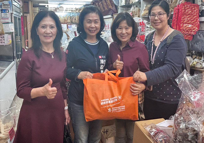 2026高雄過好年活動三鳳中街率先起跑 毒防局分送環保提袋宣導反毒