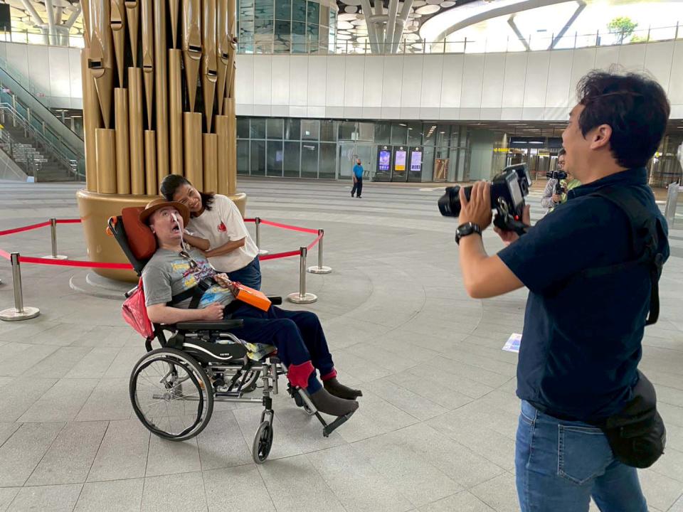 創世基金會高雄分會獲婚紗業支持 助3組植物人病友家庭前進台鐵高雄車站合影