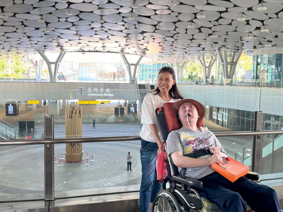 創世基金會高雄分會獲婚紗業支持 助3組植物人病友家庭前進台鐵高雄車站合影