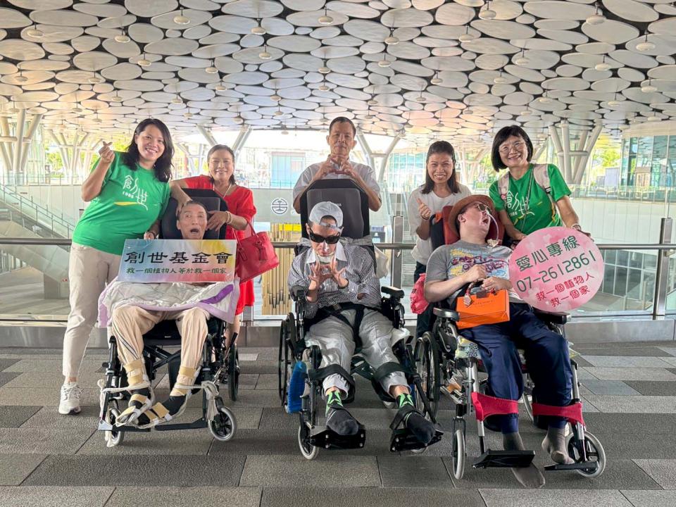 創世基金會高雄分會獲婚紗業支持 助3組植物人病友家庭前進台鐵高雄車站合影