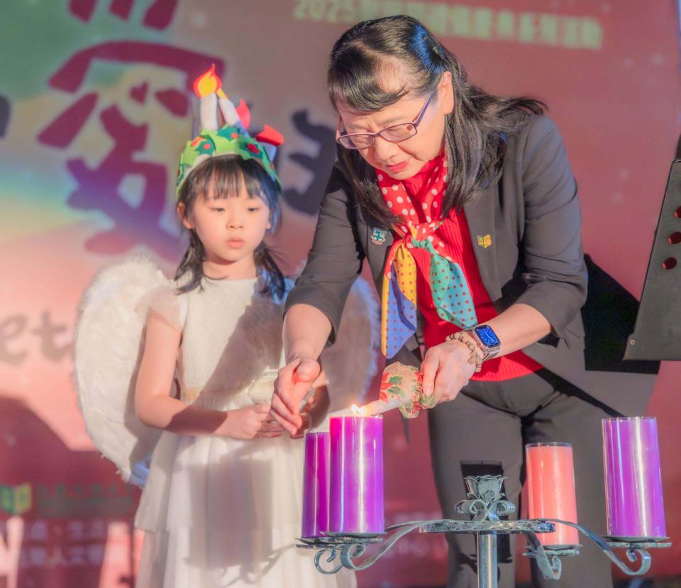 文藻外大吳甦樂教育中心將臨期燃燈禮 師生校友燭光排列巨星點亮高12公尺聖誕樹