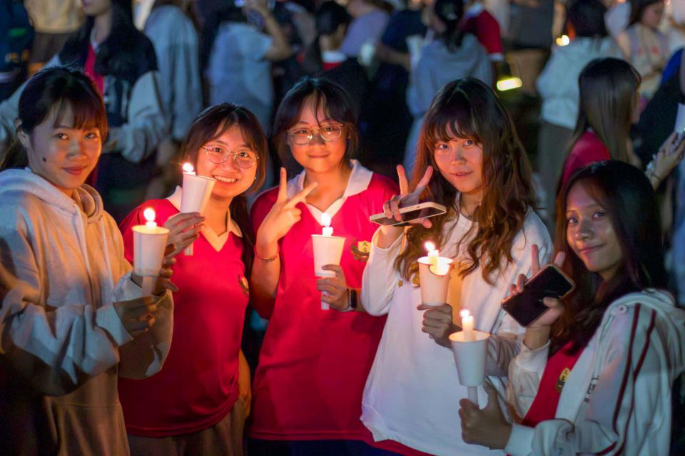 文藻外大吳甦樂教育中心將臨期燃燈禮 師生校友燭光排列巨星點亮高12公尺聖誕樹