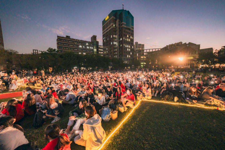 文藻外大吳甦樂教育中心將臨期燃燈禮 師生校友燭光排列巨星點亮高12公尺聖誕樹