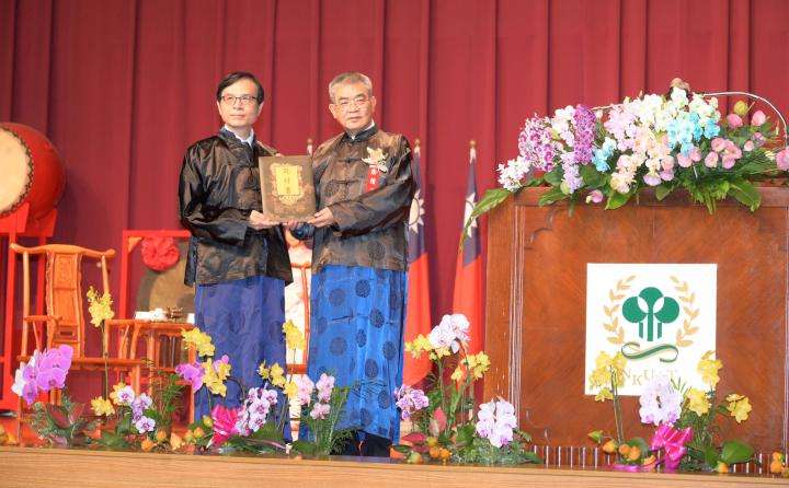 高餐大114學年度開學暨拜師感恩典禮 前教育部政次蔡清華、校友洪士峰致詞期勉